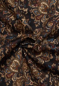 Tessuto scuro con motivo a paisley che si intreccia; presenta tonalità di oro, bordeaux e blu su uno sfondo nero; texture liscia.