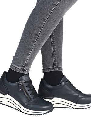 Leder-Sneaker in dunklem Marineblau mit strukturiertem Finish, ausgestattet mit schwarzen Schnürsenkeln und einem seitlichen Reißverschluss. Dicke weiße Sohle mit schwarzen Streifen.