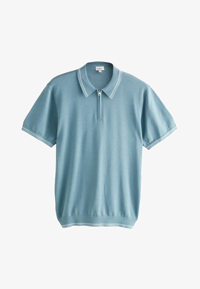 Polo à manches courtes bleu clair avec un col zippé et des bordures blanches cousues sur le col et les bords des manches.