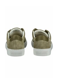 Sneakers slip-on in suede verde con suola in gomma bianca, caratterizzati da una texture liscia e un design minimalista con una linguetta rinforzata sul tallone.