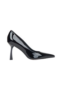 Zwarte lakleren high heel pump met een spitse neus, slank ontwerp en een dunne, geometrische hak, met een glanzende afwerking.