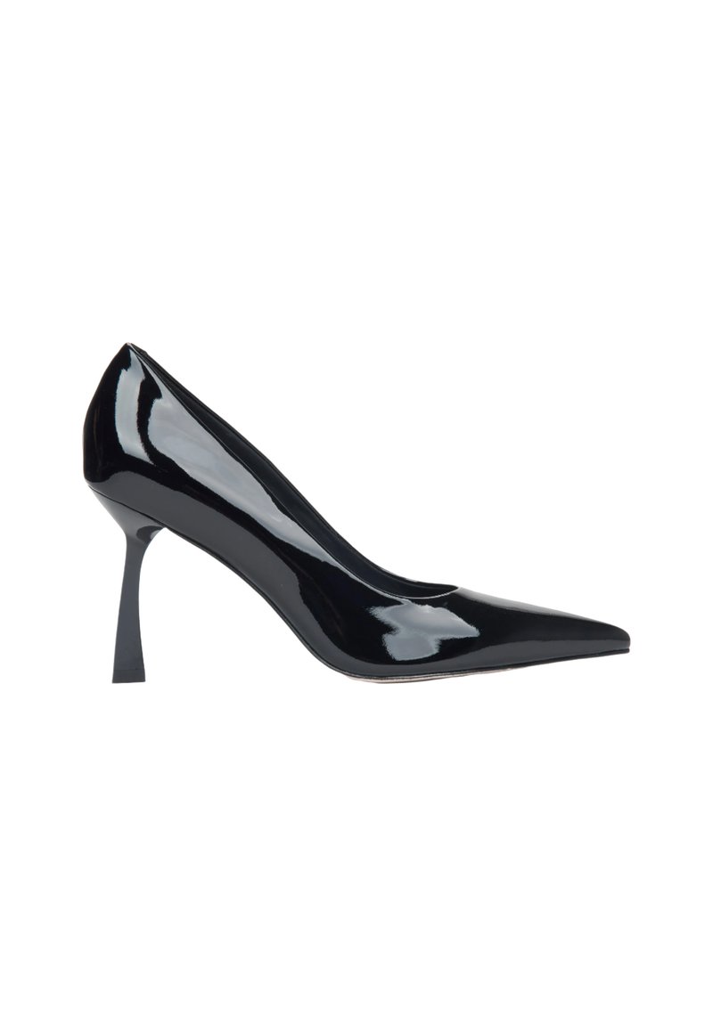 Zwarte lakleren high heel pump met een spitse neus, slank ontwerp en een dunne, geometrische hak, met een glanzende afwerking.