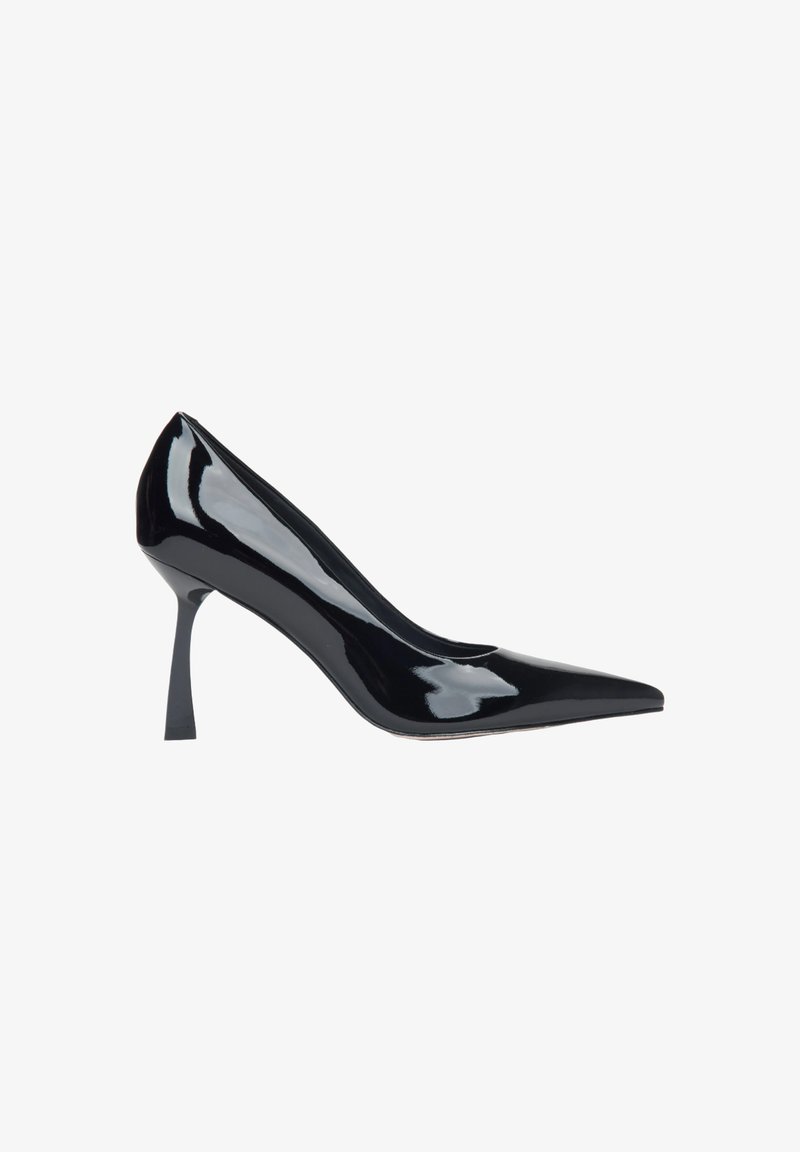 Zwarte lakleren high heel pump met een spitse neus, slank ontwerp en een dunne, geometrische hak, met een glanzende afwerking.