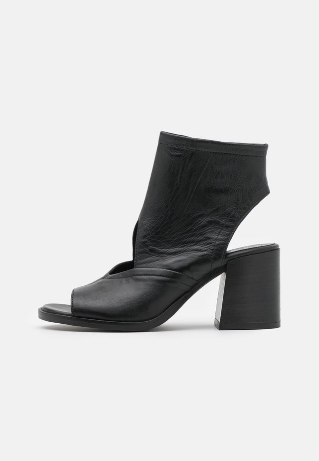 SUA - Sandaler med skaft - nero