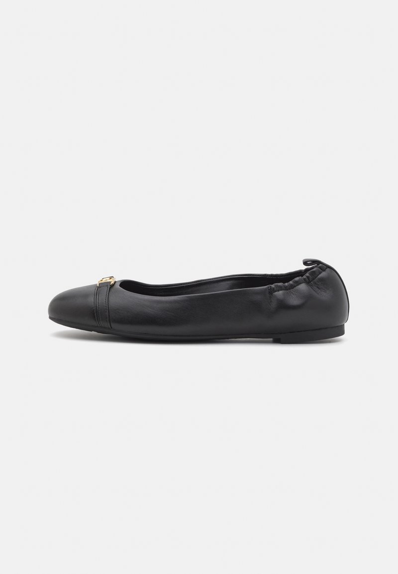 Ballerine plate en cuir noir avec bout rond, petit détail boucle dorée, dos élastiqué et semelle plate sur fond blanc.