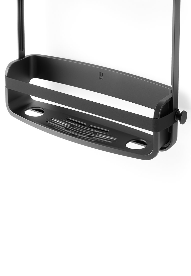 Schwarzes Kunststoffregal mit einer geschwungenen Form, verfügt über einen geschlitzten Boden für die Entwässerung und zwei kreisförmige Ausschnitte an den Seiten zum Aufhängen.