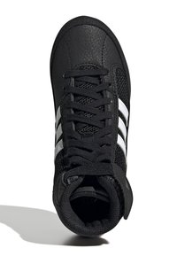 Svart idrottssko med en texturerad ovandel, meshdetaljer och tre vita ränder. Har en hög design och snörning.