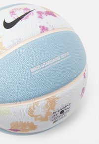 Nike Performance ENERGY DEFLATED UNISEX - Basquetebol - white/boarder blue/atmosphere/black