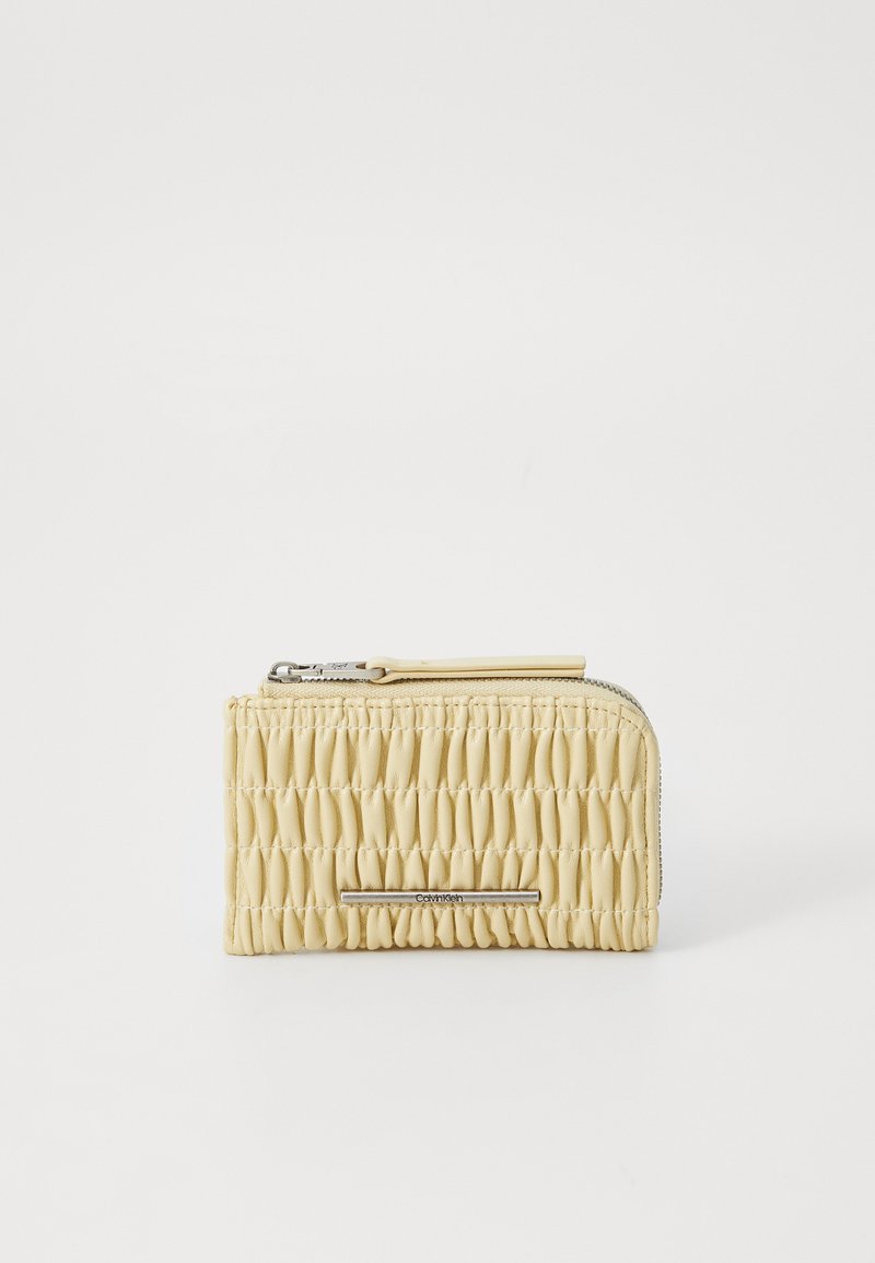 Portafoglio giallo, con texture, realizzato in materiale sintetico, dotato di chiusura con zip, design gather e un accento in logo argentato sul davanti.