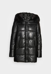 Černý kožený puffer kabát s kapucí lemovanou syntetickým kožešinou, zapínání na knoflíky a dvě boční kapsy. Má prošívanou strukturu a lesklý povrch.