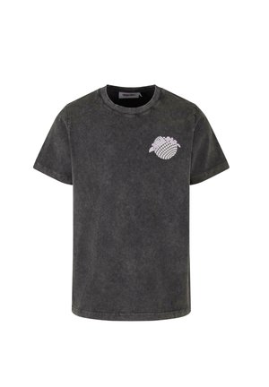T-shirt à manches courtes, gris foncé, fabriqué en coton, avec un petit graphique rose sur la poitrine gauche. Encolure ronde classique, coupe décontractée.