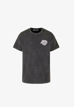 Rövid ujjú, sötétszürke póló, amely pamutból készült, bal oldalon egy kis rózsaszín grafikával. Klasszikus kerek nyakkivágás, laza szabású.