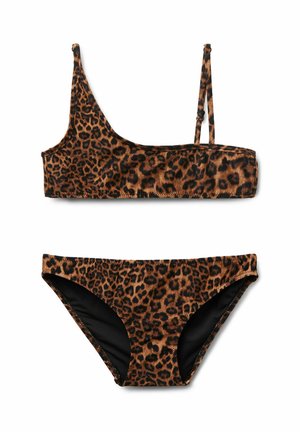 To-delt bikini sæt med leopardprint, asymmetrisk top med en bred strop og en tynd justerbar strop, kombineret med klassiske bikinitrusser.