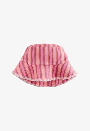 Różowo-pomarańczowy kapelusz typu bucket z paskami, postrzępionymi krawędziami i miękką, tekstylną fakturą.