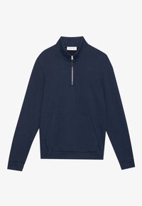 Marinblå kvartdraget pullover med långa ärmar och en framficka i känguru-stil, liggande platt på en vit bakgrund.
