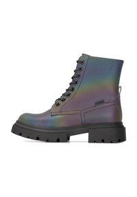 Botas negras hasta el tobillo con un acabado de cuero holográfico, punta redonda, diseño de cordones y una suela de goma gruesa y texturizada.