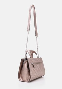 Prošívaná kabelka v metalickém růžově zlatém odstínu s dvojitými držadly, řetízkovými detaily a předním kapsou na zip. Hladká textura, strukturovaný tvar.