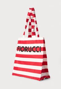 Röd och vit randig tote-väska med långa handtag, med fet svart text "FIORUCCI" över framsidan.