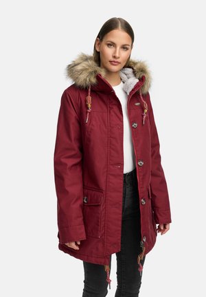 Veste parka rouge avec une capuche doublée en fausse fourrure, des fermetures à boutons, des poches latérales et des cordons de serrage au bas et aux poignets.