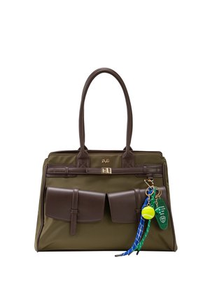 Olivgrüne Handtasche mit braunen Ledergriffen, zwei Vorderfächern und bunten Schlüsselanhängern, darunter ein gelber Ball sowie blaue und grüne Anhänger.