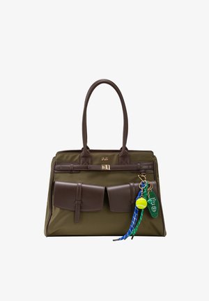 Olijfgroene handtas met bruine leren bandjes, twee voorzakken en kleurrijke sleutelhangers, waaronder een gele bal en blauwgroene labels.