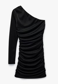 Robe noire à une épaule avec une silhouette ajustée, présentant des fronces sur le côté et une texture de tissu douce et légèrement brillante.