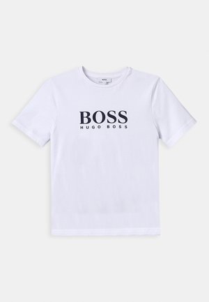 T-shirt bianca in cotone con collo rotondo. Testo stampato in nero "BOSS HUGO BOSS" al centro. Maniche corte, texture liscia, design casual.