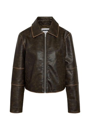 Sötétbarna műbőr dzseki elülső cipzárral, széles gallérral, hosszú ujjakkal és finom varrási részletekkel, fehér háttéren.