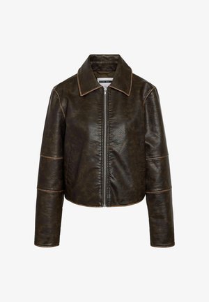 Donkerbruine jas van imitatieleren met ritssluiting aan de voorkant, brede kraag, lange mouwen en subtiele stikseldetails op een witte achtergrond.