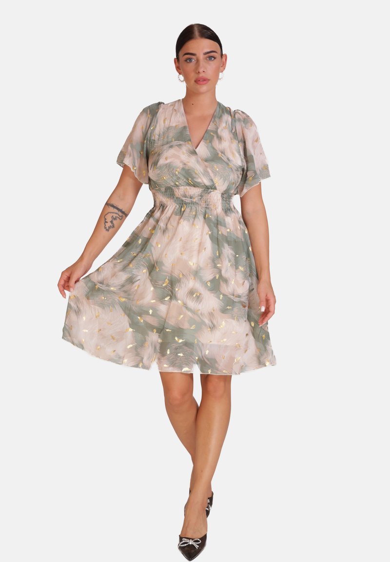 Vestido con estampado floral, mangas cortas tipo volante, cintura fruncida y falda a la altura de la rodilla. Los colores incluyen verde, rosa pálido y acentos dorados.