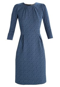 Robe bleue à manches trois-quarts, motif floral texturé, plis à la taille et col montant. Coupe structurée, longueur au genou.