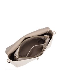 Beige leren handtas met een gladde buitenkant, voorzien van een ritsvak en een zachte stoffen binnenkant. Open ontwerp met meerdere vakken.