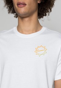 Nike Sportswear RIFF GRAPHIC TEE - T-shirt estampada - white