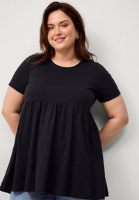 Schwarzes T-Shirt mit kurzen Ärmeln und gerafftem Saum, aus weichem Stoff gefertigt, mit rundem Ausschnitt und lässiger Passform.