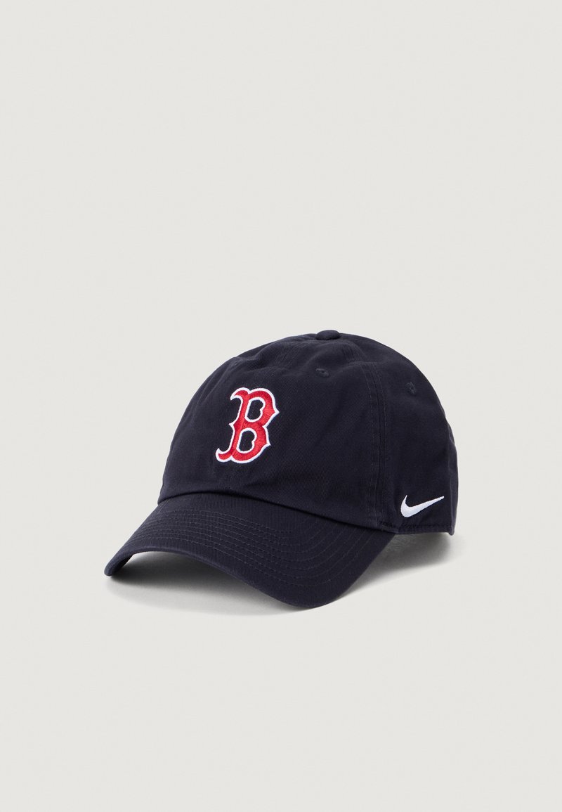 Cască din bumbac bleu marin, cu logo-ul roșu brodat "B" în față și logo-ul alb Nike pe lateral. Design cu brâu curbat.