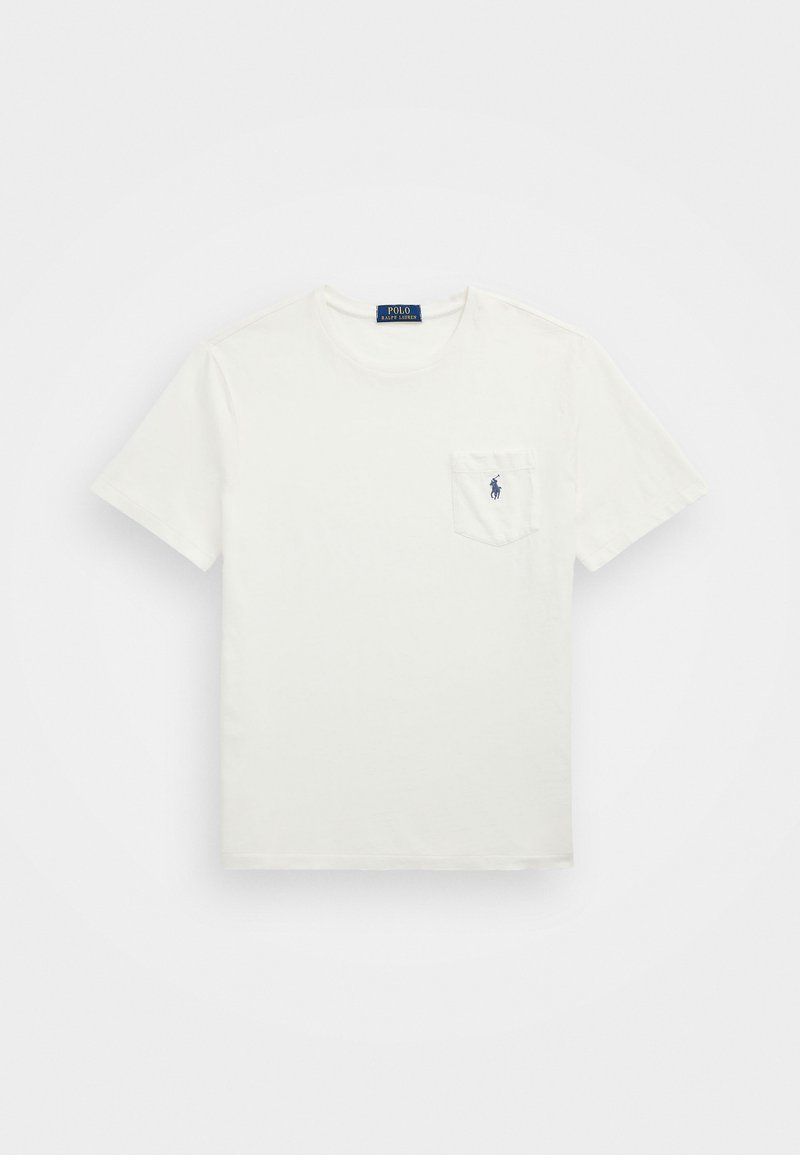 Weißes Baumwoll-T-Shirt mit kurzen Ärmeln, Rundkragen und einer Brusttasche. Verfügt über ein navy Logo auf der Tasche. Glatte Textur, klassischer Schnitt.