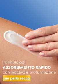Crema applicata su un braccio abbronzato. La crema è bianca e ha una consistenza liscia. Lo sfondo è una gradiente di blu. Testo appare in basso.