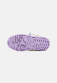 Violeta gumijas kedu zole ar teksturētu profilu, ar ventilācijas caurumiem un "GEOX" zīmolu iepresētu sānos.