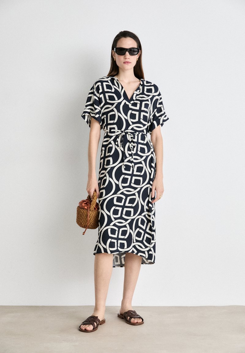 GANT MONOGRAM CAFTAN - Denní šaty - evening blue