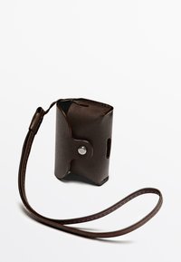 Borsetta in pelle marrone con finitura testurizzata, dotata di chiusura a scatto e cinturino da polso. Forma compatta e rettangolare con dettaglio a intaglio.