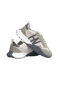 Baskets gris clair avec un mélange de maille et de daim, dotées d'une semelle en caoutchouc texturé, d'accents gris foncé et d'un motif de semelle.