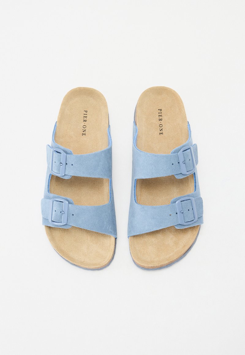 Blaue Wildleder-Sandalen mit zwei verstellbaren Riemen und Schnallen, einem konturierten Fußbett und einer weichen, strukturierten Sohle.