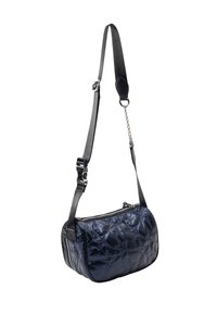 Námořnická prošívaná crossbody taška s hvězdným vzorem, obsahující zipové zavírání, nastavitelný popruh a kovové akcenty v stříbrné barvě.
