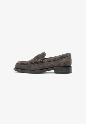 Mocassin pour homme en daim gris foncé avec coutures apparentes et semelle en caoutchouc, vu de côté extérieur sur fond blanc.