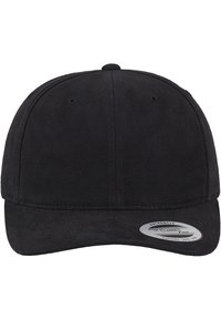 Svart baseballcaps laget av teksturert stoff med buet skjerm, med ventilasjonshull og et merke på siden.