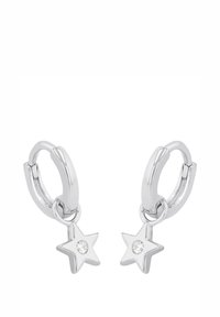 Orecchini a cerchio in argento con charm a stella, ciascuno dei quali presenta una pietra preziosa trasparente. Il design include una texture liscia e lucida.