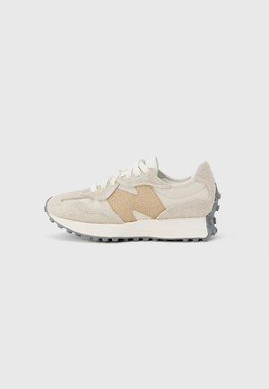 Beżowy i kremowy sneaker z teksturowanym bocznym panelem, białymi sznurówkami i szarą gumową podeszwą z wzorem bieżnika.