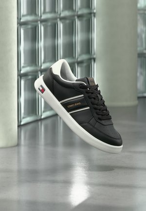 Tommy Jeans, LIGHTWEIGHT FLAG COURT - Tenisky - black
