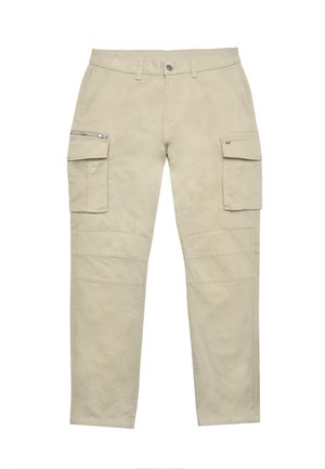 Pantalones cargo beige con cierre de botón y cremallera, bolsillos laterales con solapas y un bolsillo adicional con cremallera en el muslo izquierdo.