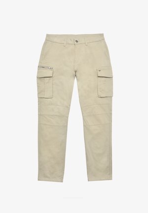 Bež hlače s širokimi nogavicami, z gumbom in zadrgo, stranskima žepoma s pokrovom ter dodatnim žepom z zadrgo na levi stegn.